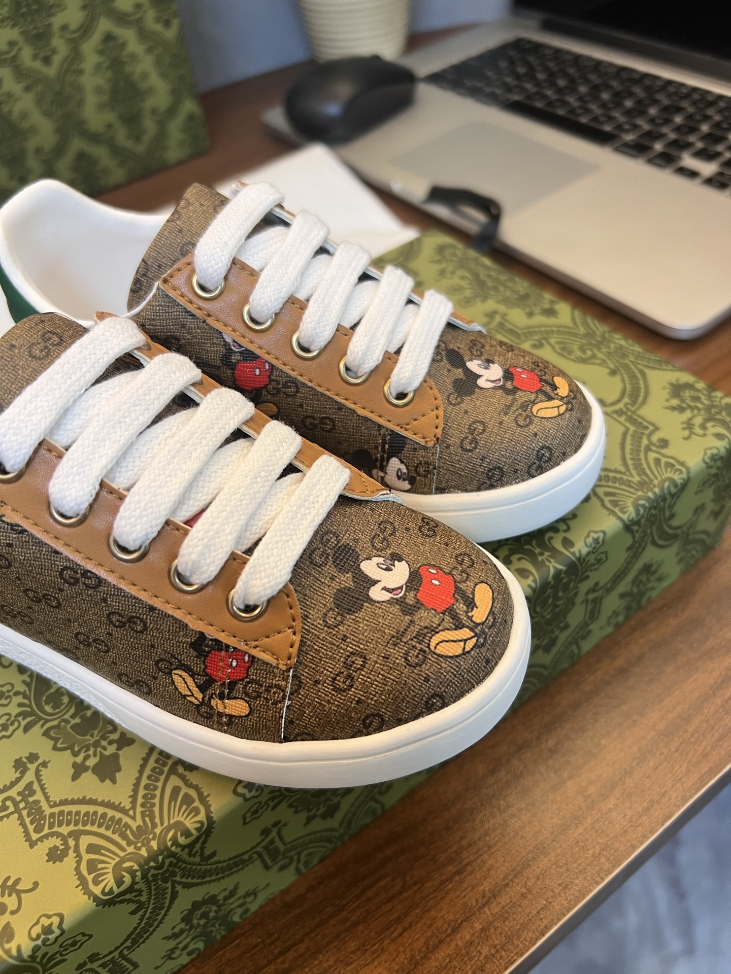 Children's shoes child